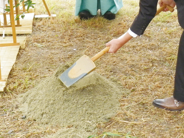 「地鎮の儀」の鋤初めの儀