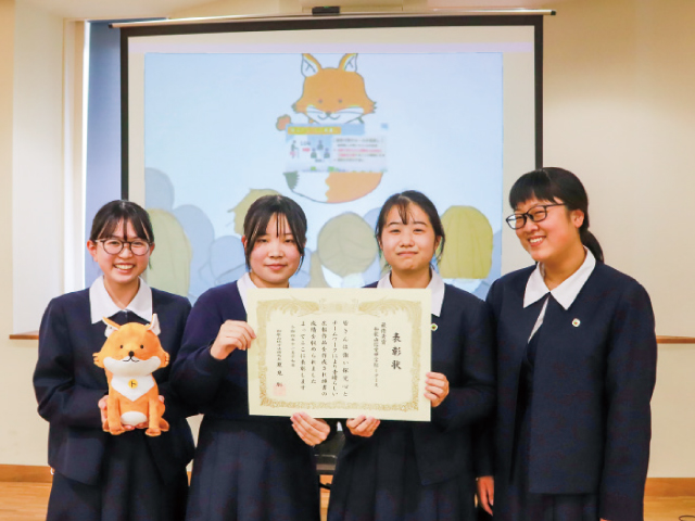 最優秀賞に選ばれた2班の蒸野菜々花さん、喜多亜寿香さん、宮下百花さん、宮本紗希さん