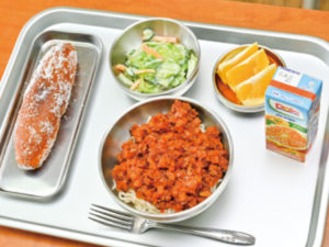 教室で懐かしい給食が味わえます。メニューはソフト麺とカレーの2種類(各1000円、要予約)