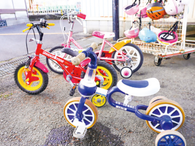 カラフルな三輪車と自転車