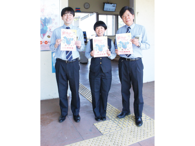 きのくに線駅マルシェの各駅責任者。左から御坊駅駅員の坂口友規さん、上田麻維さん、白浜駅駅員の浦川賢一郎さん