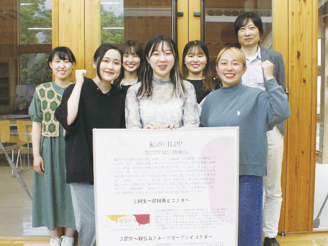 前列左から大島愛梨さん（現４回生）、櫻井菜央さん（現３回生）、安成夢叶さん（現２回生）、後列左から出口莉子さん（現２回生）、山中心優さん（現２回生）、渡邉ひなさん（現２回生）、学生たちを指導する同大学の竹田明弘教授