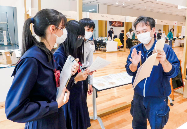 地元の企業訪問では、SDGsへの取り組みなどを学ぶ予定です（写真は昨年度）