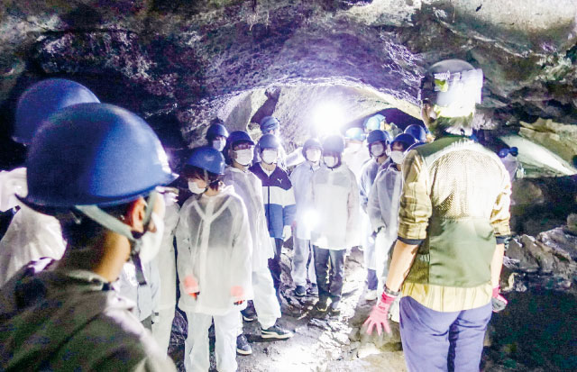 修学旅行・富士の樹海で洞窟探検