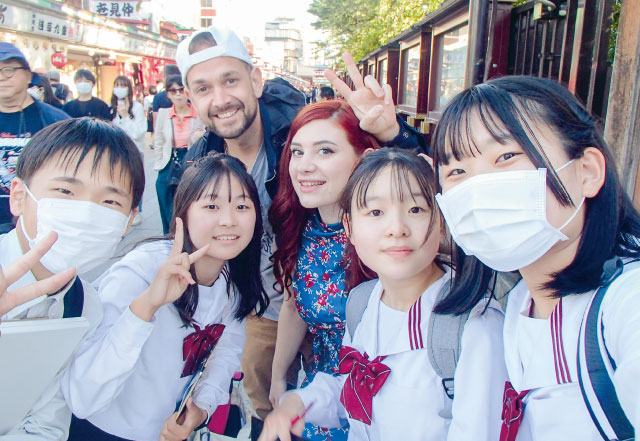 東京の浅草で外国人旅行者へのインタビュー学習。「次は和歌山に観光に来てください！」とPRも