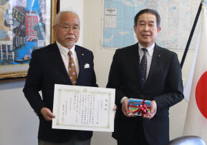 西田代表理事(左)と阿形教育長