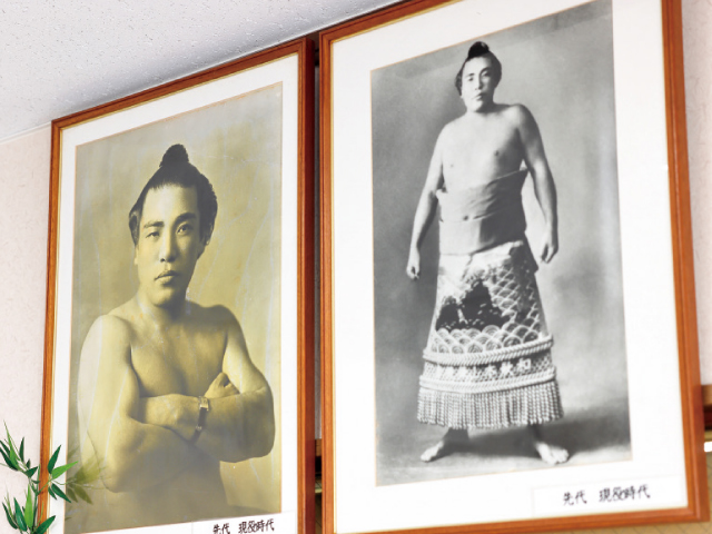 店舗に飾られた２代目・嶋栄一さんの写真。大相撲現役時代の姿で、四股名は和歌木山。たくましくも優しいまなざしで、いつも家族を見守っています