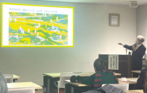 伐採根を保存展示する経緯を説明する藤本名誉教授