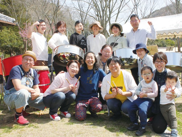 和歌山県植物公園緑花センターで練習する楽団のメンバーたち