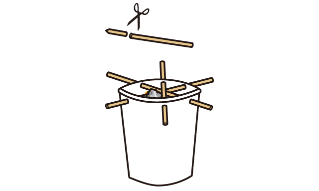竹串はとがった先を切り落とし、1本はアルミはくを巻き付けた輪ゴムをくぐらせて紙コップに通  し、残り2本はそのまま通します