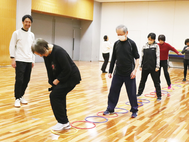 「けんけんぱ」のようにリズムを取る参加者たち(和歌山ビッグホエールで)