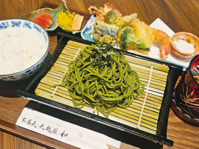 カツオと昆布のうま味を引き出しただし<br/>京都仕込みの技が光る、茶そば専門店