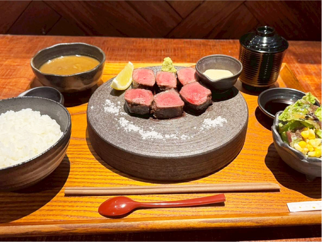 紀州備長炭で焼く厚切り牛たん専門店<br/>塩、肉みそなど味変を楽しんで