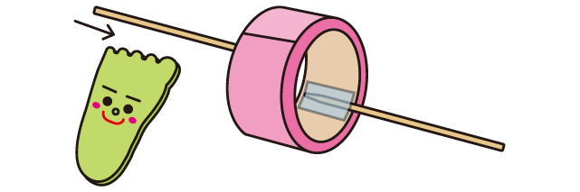 ③ガムテープの内側に竹串をテープでとめて、両方の足のストローに通します