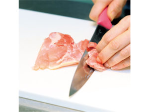 鶏もも肉は厚みがあると火が通りにくいため、そぎ切りにします